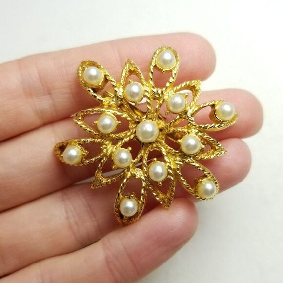 Vintage Faux Pearl and Gold Tone Radiant Flower Shape Brooch, Retro Estate - Picture 6 of 6